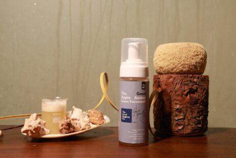 Foaming cleanser bottle with natural elements
